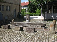 Alte Viehtränke als Brunnen im renovierten Schlosshof